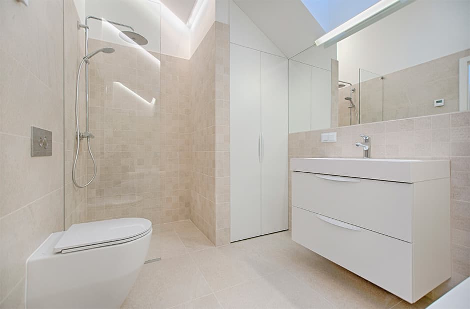 Комфорт пребывания в ванной, санузле обеспечит шумоизоляция комнаты и сантехнической ниши. А установка датчиков протечки воды – сохранность вашего интерьера и соседей снизу.