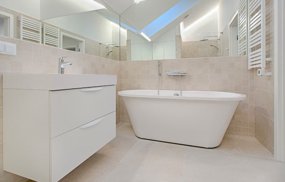 Тумбы и шкафчики должны располагаться минимум на 10 см от бортика ванны. Если площадь помещения не позволяет, для защиты мебели отгородите ванну шторкой или стеклянной панелью.