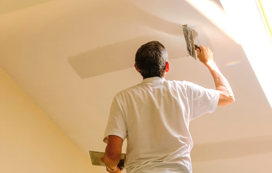 Чтобы краска хорошо держалась, поверхность потолка должна быть максимально выровнена.