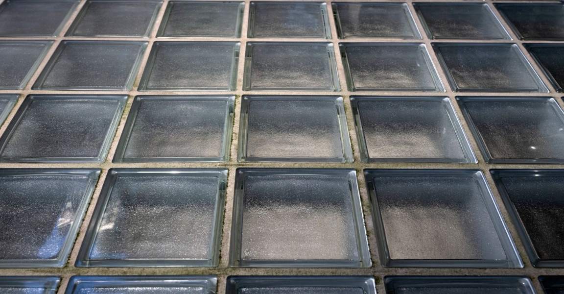 Стеклянные панели вместо плитки