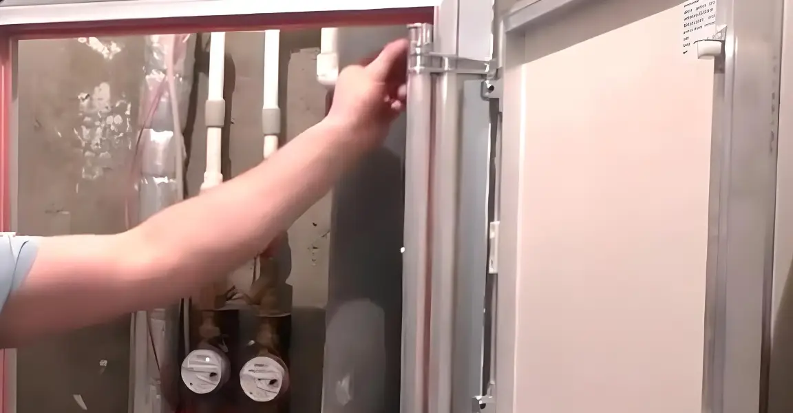 Проверка дверцы люка Проверьте стопорные винты на петлевом механизме люка